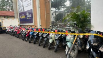 TANGSEL, BANTENLIVE.COM - Polres Tangerang Selatan (Tangsel) menangkap 10 tersangka dalam kasus pencurian kendaraan bermotor (curanmor) selama periode April 2026.