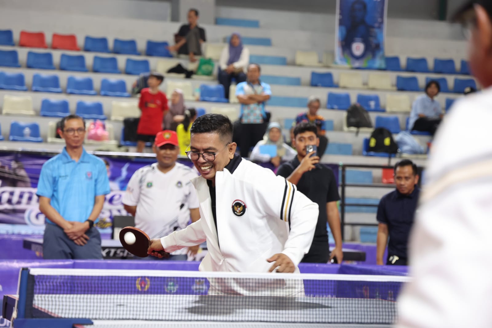 Gebernur Banten, Andra Soni sedang bermain Tenis Meja