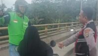 Driver ojol dan Polisi gagalkan upaya percobaan bundir di jembatan Cisauk. Foto: tangkapan layar