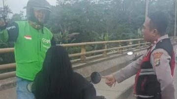 Driver ojol dan Polisi gagalkan upaya percobaan bundir di jembatan Cisauk. Foto: tangkapan layar