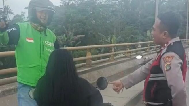 Driver ojol dan Polisi gagalkan upaya percobaan bundir di jembatan Cisauk. Foto: tangkapan layar
