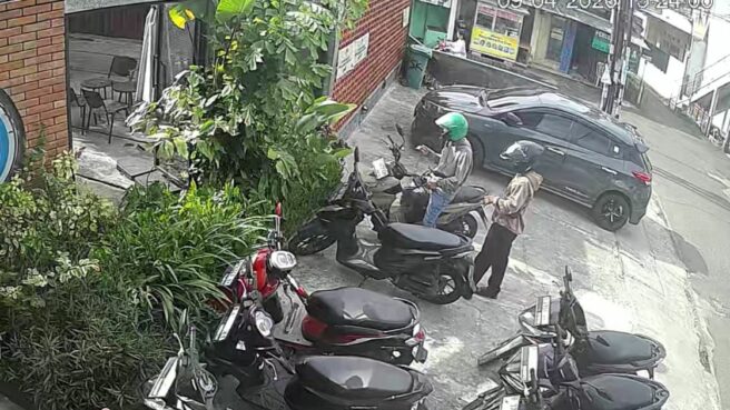 Dua pelaku curanmor saat beraksi di salah satu cafe di Ciputat Timur, Tangsel. Foto: tangkapan layar