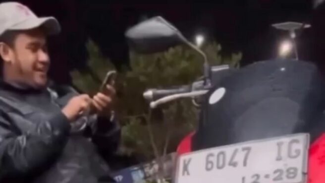 Pria diduga matel berjaket polisi viral di media sosial. Foto: tangkapan layar