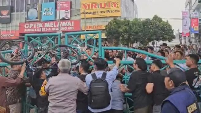 Rombongan dari UIN Syarif Hidayatullah Jakarta mendatangi kompleks sekolah di Pamulang, Kota Tangsel 4 Juni 2026.