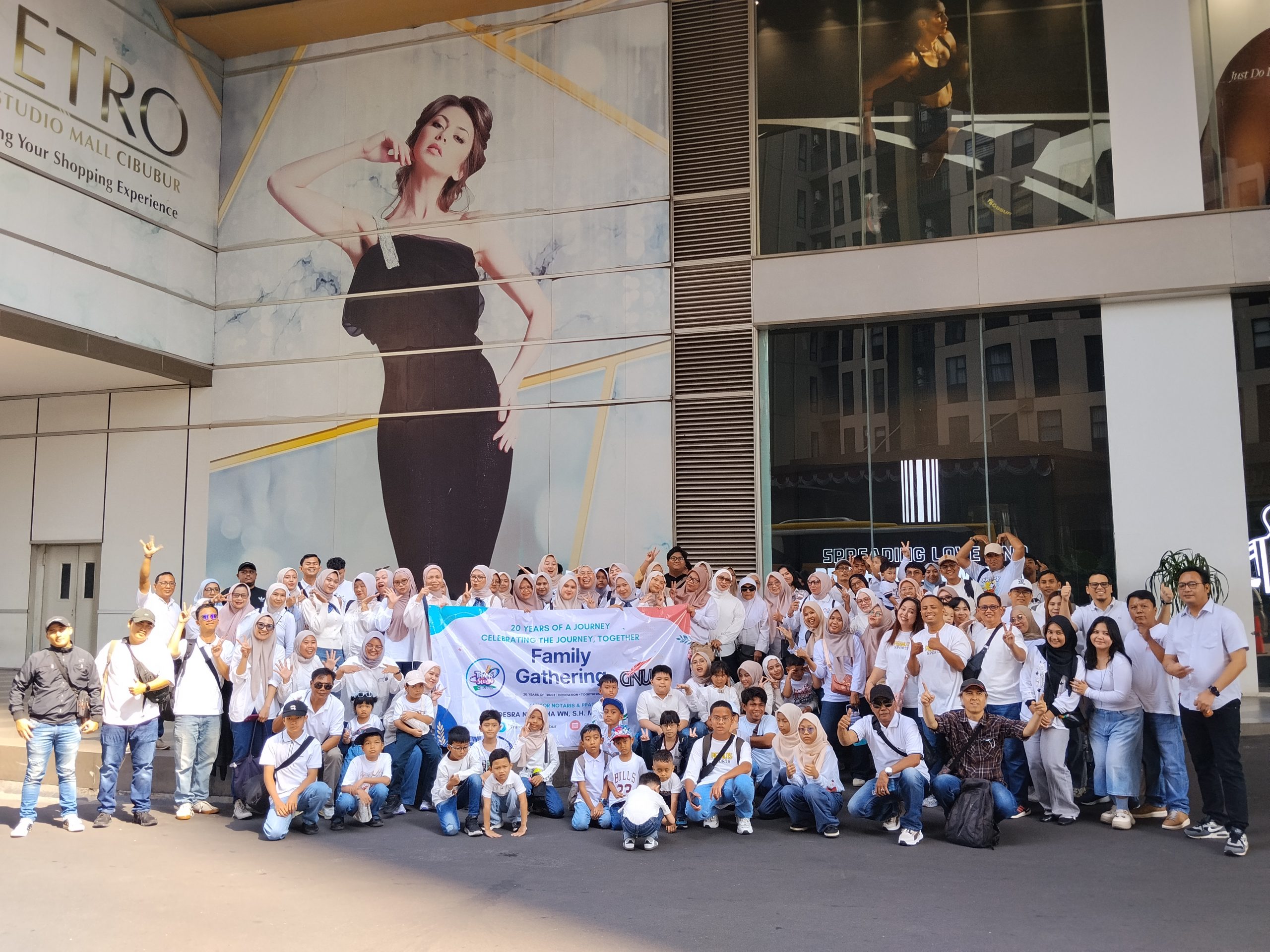 Family Gathering Peringati Anniversary ke-20 Kantor Notaris Desra Natasha WN. 