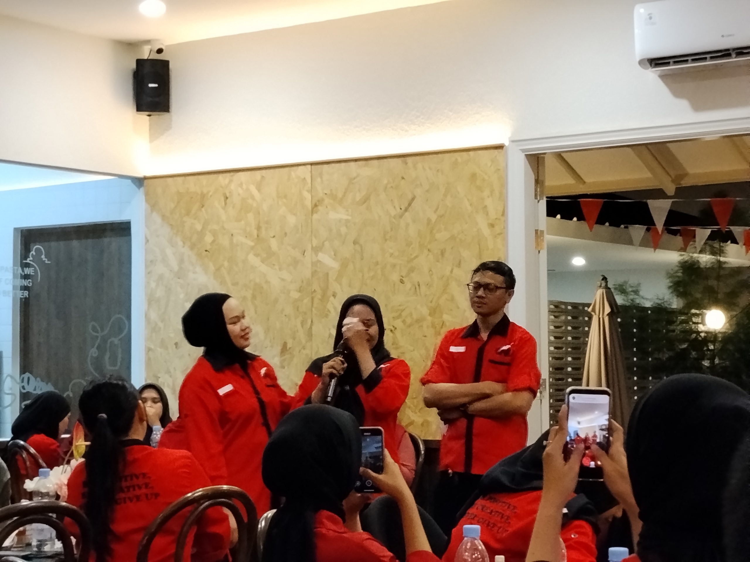 Momen tangis haru Hikmah saat menyampaikan pesan dan kesan bekerja di Kantor Notaris Desra Natasha