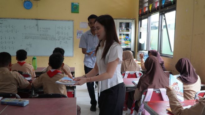 Wakil Ketua DPRD Tangsel, Maria Teresa Suhardja Bagikan Buku Tulis untuk Pelajar di Tangsel